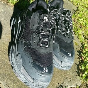 BALENCIAGA Triple S / distressed / black